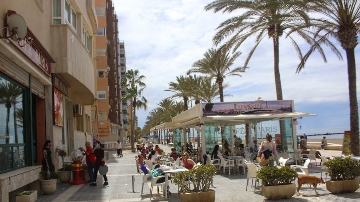 Terraza en el paseo marítimo llena de clientes el pasado fin de semana