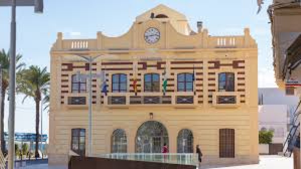 El Ayuntamiento de Garrucha, situado en el Paseo del Malecón.