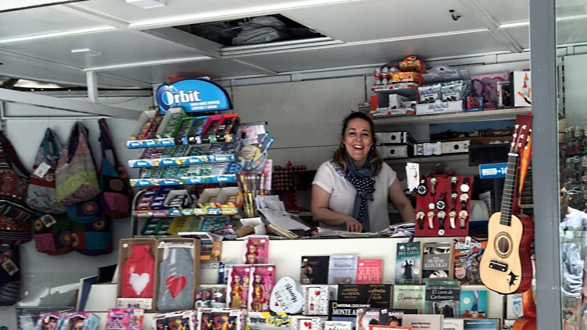 Toñi, dueña del kiosco del ficus centenario del Paseo, feliz de volver de nuevo a recuperar la normalidad.