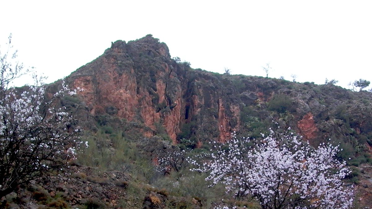 Vista de la enigmática Cueva de Nieles, situada en el cerro del mismo nombre.