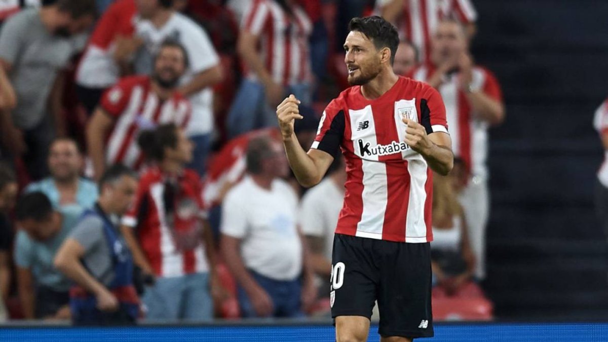 Aduriz celebra su célebre gol de chilena al Barcelona en el arranque de la Liga 2019-20.