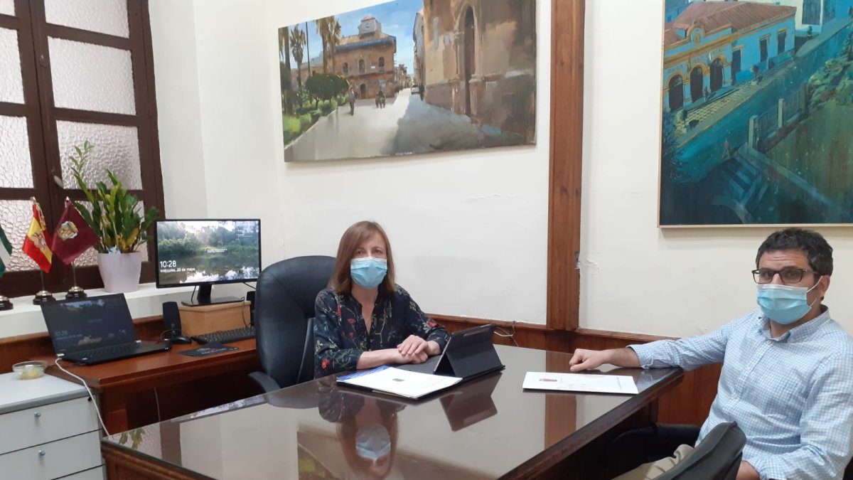 La alcaldesa y el concejal responsable del programa de ayuda.