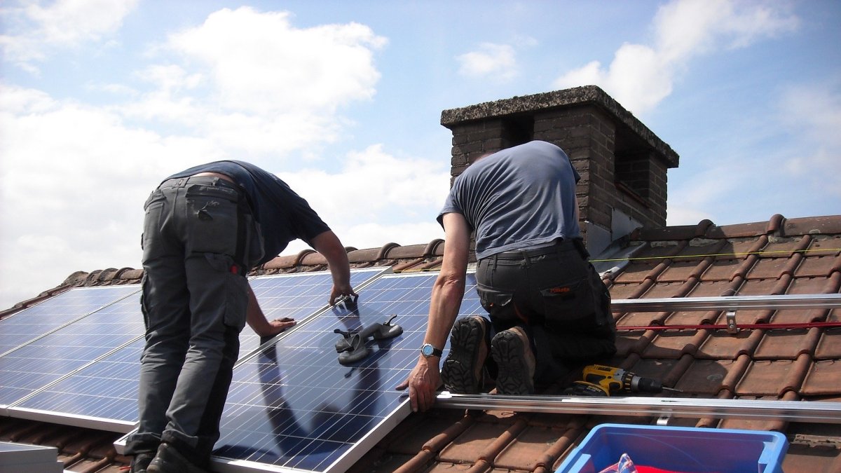 Las placas solares son una de las energías alternativas más empleadas en los hogares.