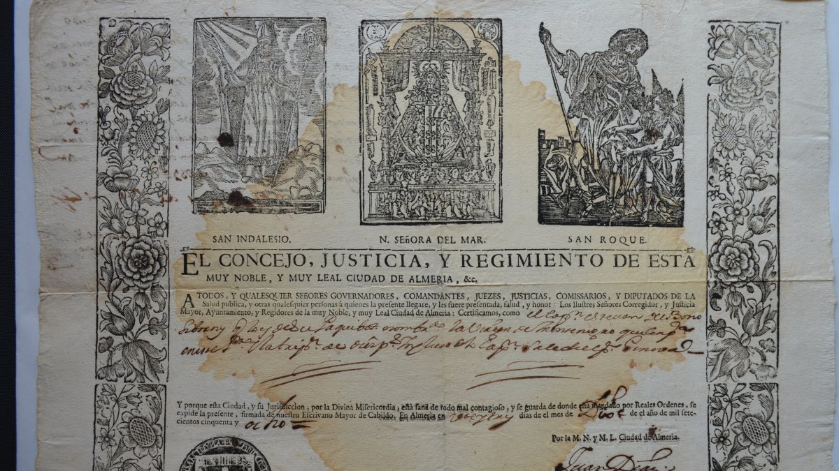 Patente encabezada por la pretendida Virgen del Mar, en realidad Virgen de la Consolación de Utrera, entre San Indalecio y San Roque. Fotos: AGA.