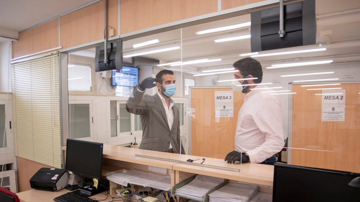 Visita a las instalaciones del Registro Municipal ya dotadas con mamparas