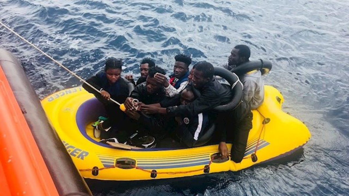 Personas rescatadas de una patera en una imagen de archivo.