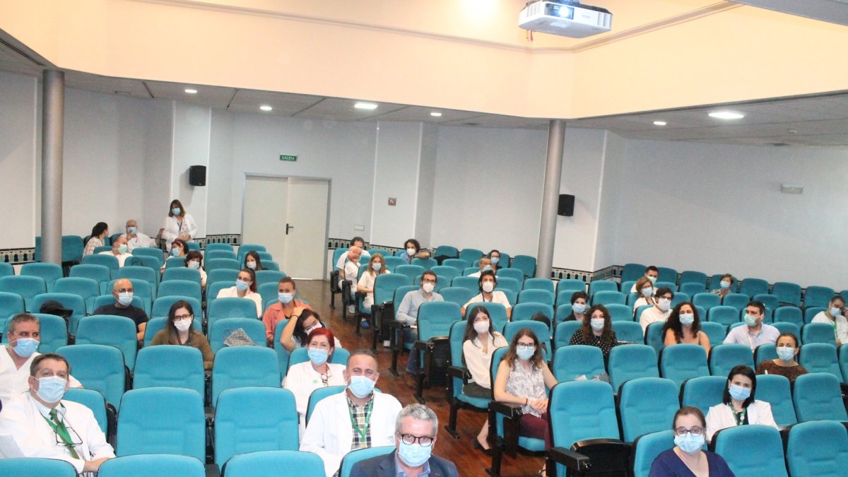 Homenaje del Poniente a 15 especialistas internos residentes.