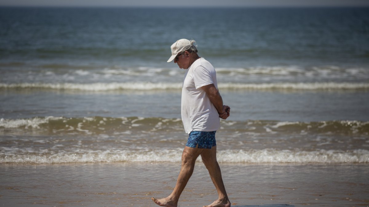 Un hombre pasea por la playa de Punta Umbría.