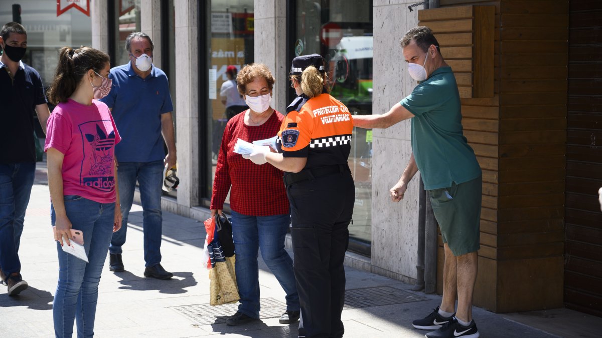 Reparto de mascarillas en calles de Almería.