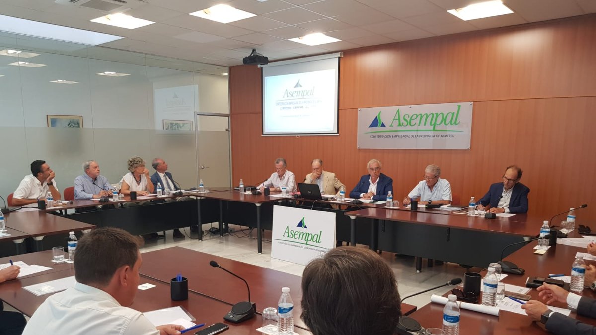 Una de las últimas reuniones presenciales de la directiva de Asempal