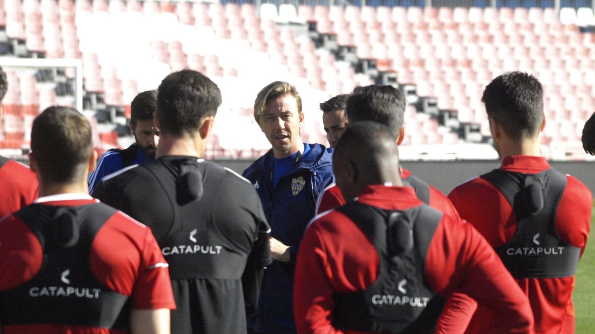 Guti hablando con la plantilla en el Mediterráneo.