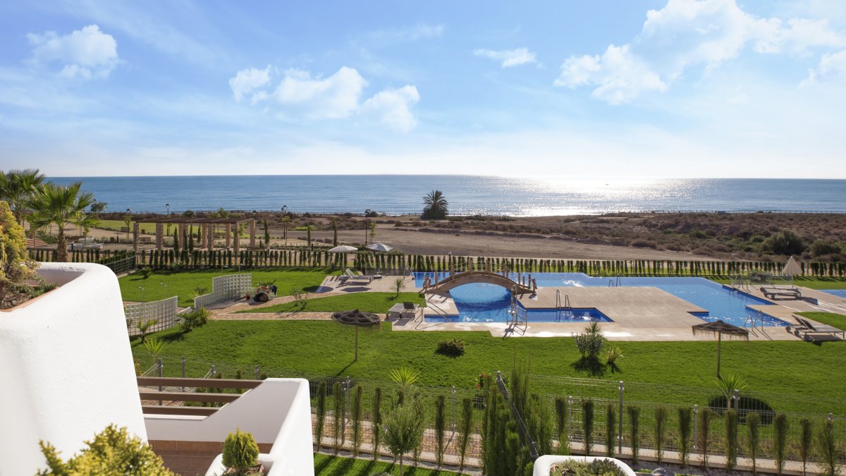 Mar de Pulpí, tus vacaciones en primera línea del mar con la garantía de Mar Holidays, en un extraordinario residencial.