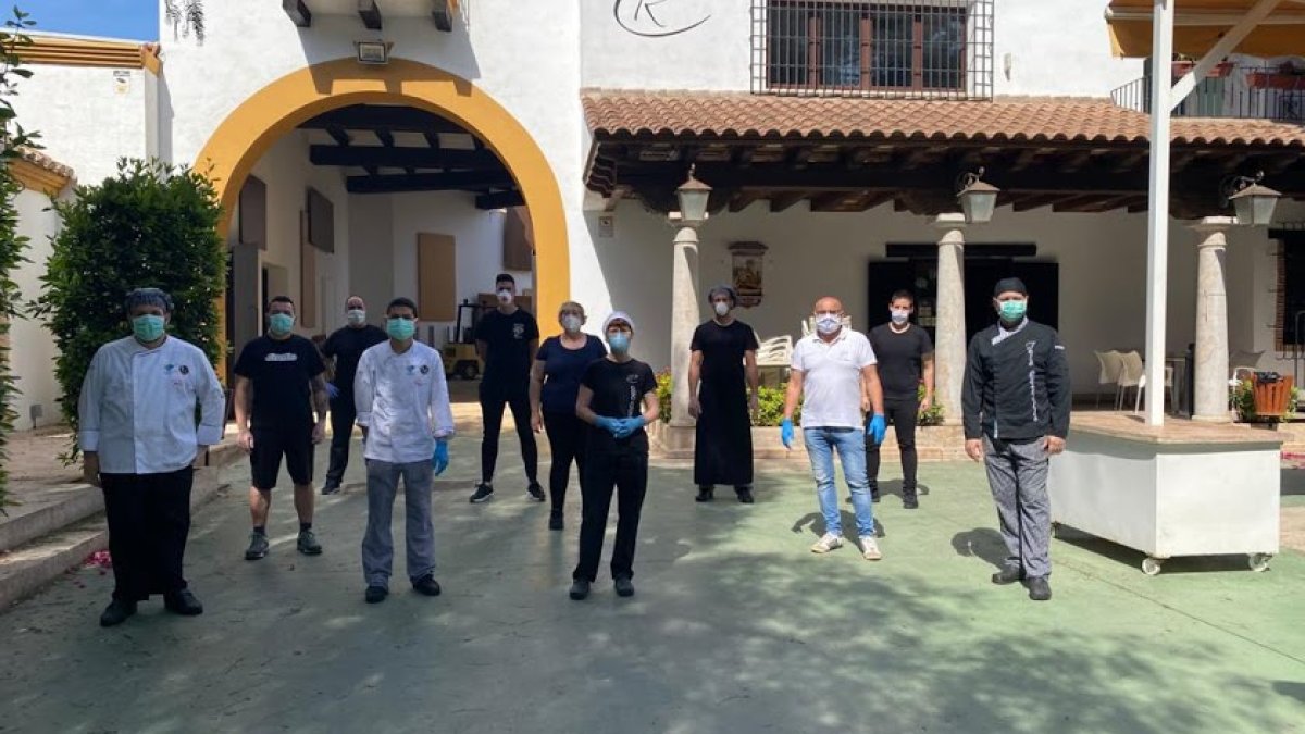 Equipo de trabajo en el patio de Casa Rafael.