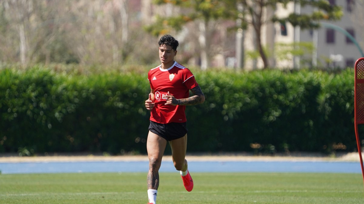 El delantero Darwin Núñez entrenando en el Anexo.