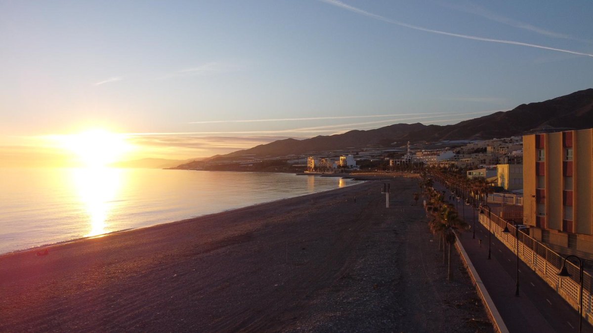 Imagen de la playa de Adra.
