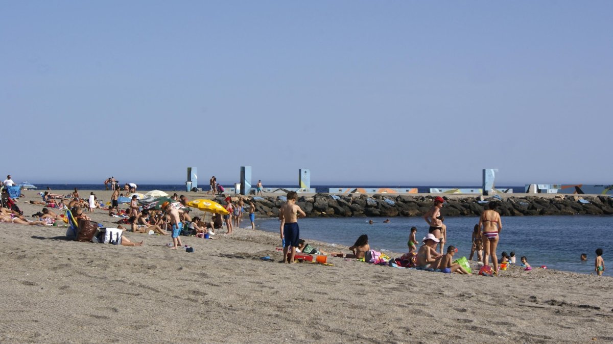 La playa de El Zapillo no recibirá los mismos bañistas este año.