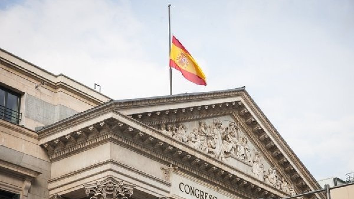 La bandera de España en el Congreso ondea a media asta tras los atentados de Bruselas.