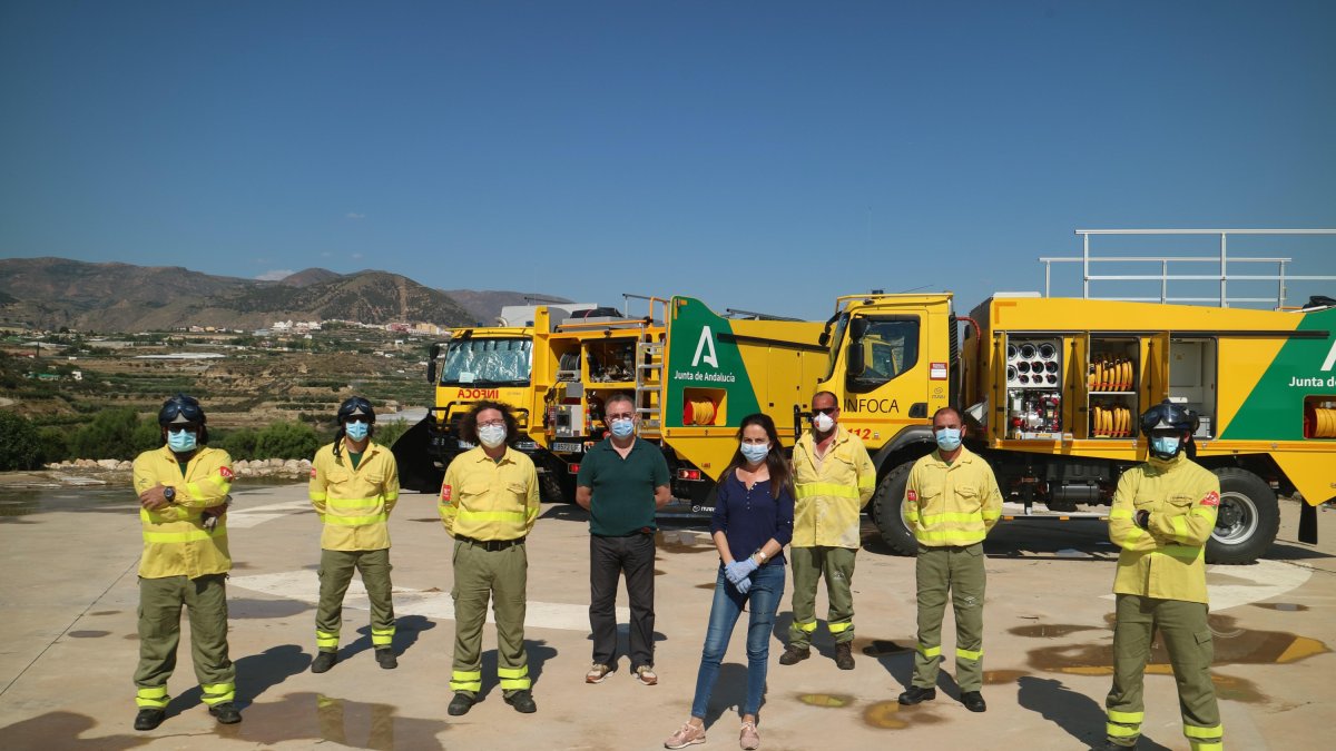 Las diferentes autoridades en el Centro de Defensa Forestal de Alhama de Almería.