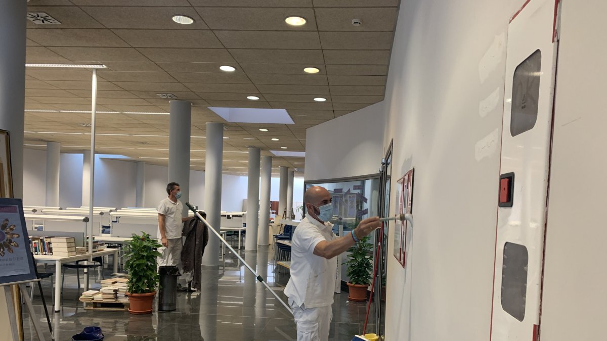 Imagen del personal limpiando y renovando la pintura de las instalaciones.