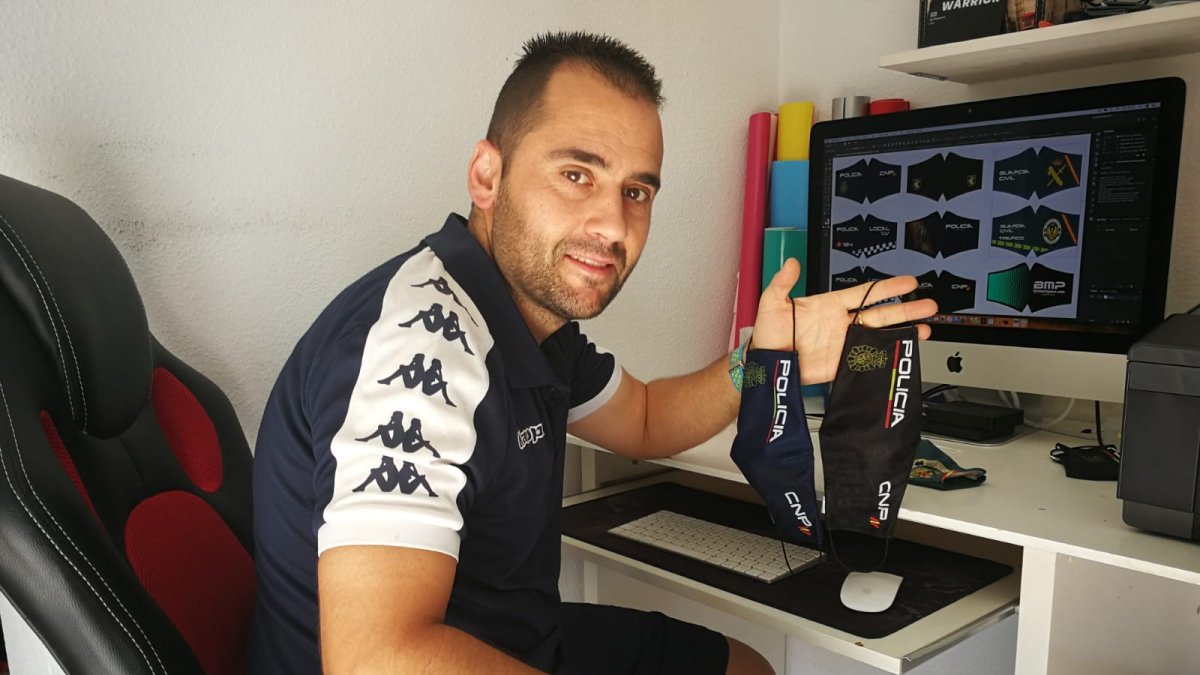 El ejidense José Liria, gerente de Warrior Sport Bikers, ante el ordenador donde diseña y customiza las mascarillas.