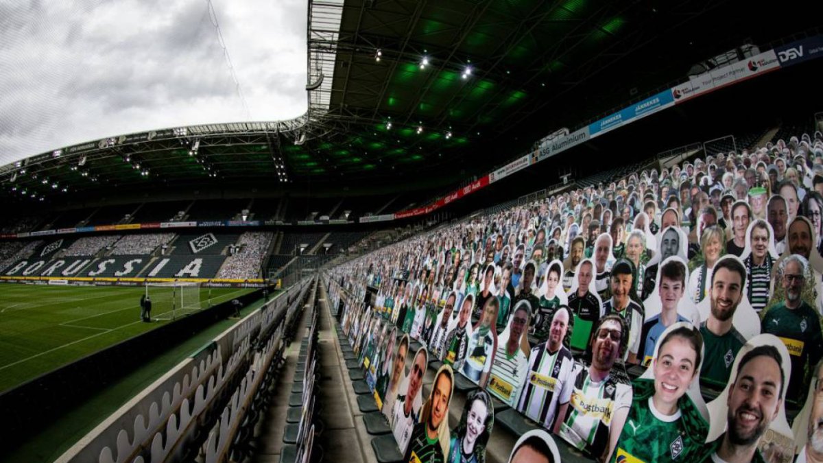 El Estadio del Gladbach lleno de figuras de sus aficionados.