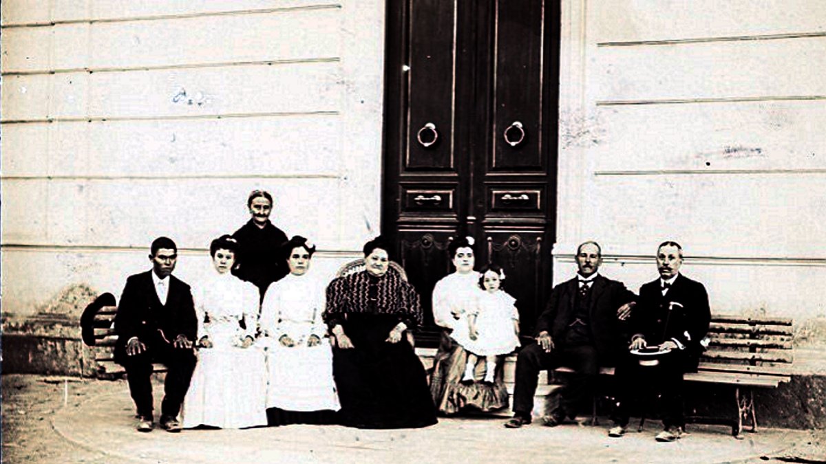 Cecilio Rodríguez junto con su esposa, hijos y personal de servicio, en la casona, en una foto del Museo de Terque.