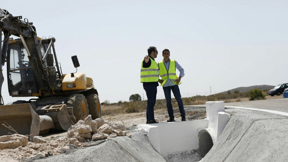 Imagen de archivo de Óscar Liria visitando unas obras provinciales.