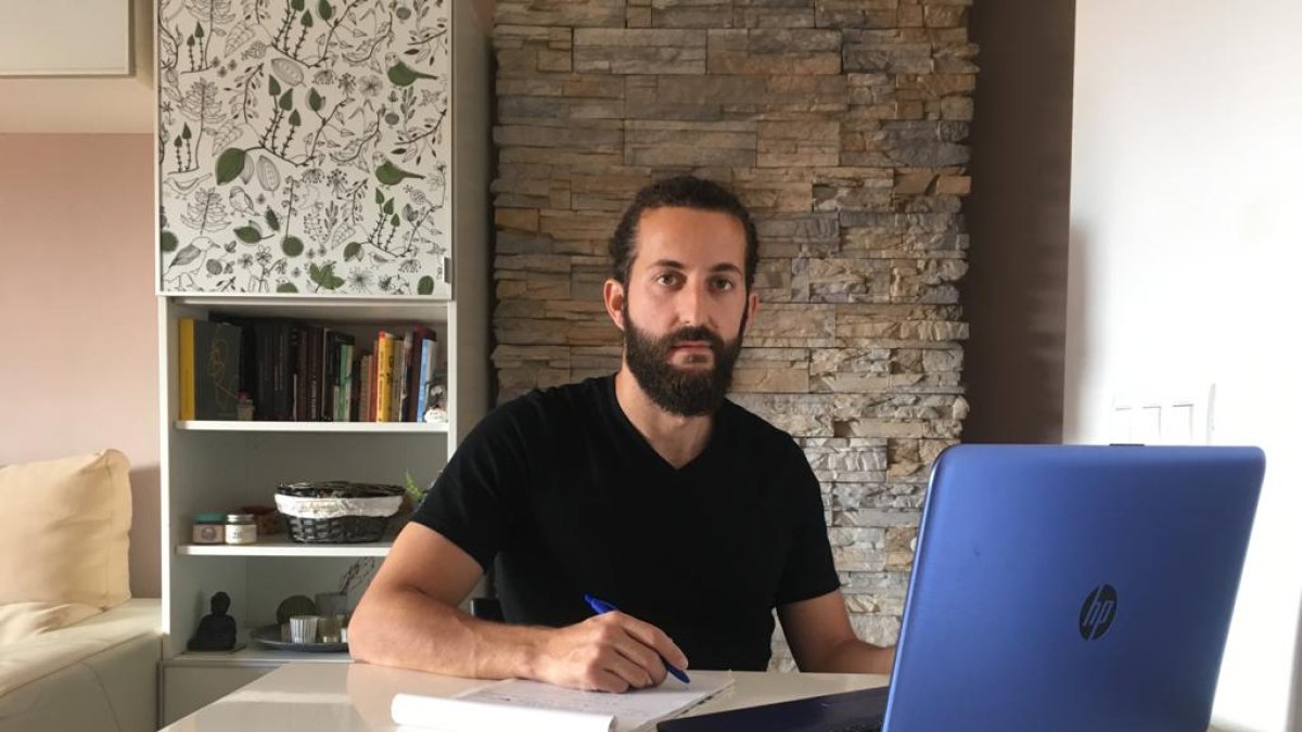 Jesús Rubia trabajando en el salón de casa.