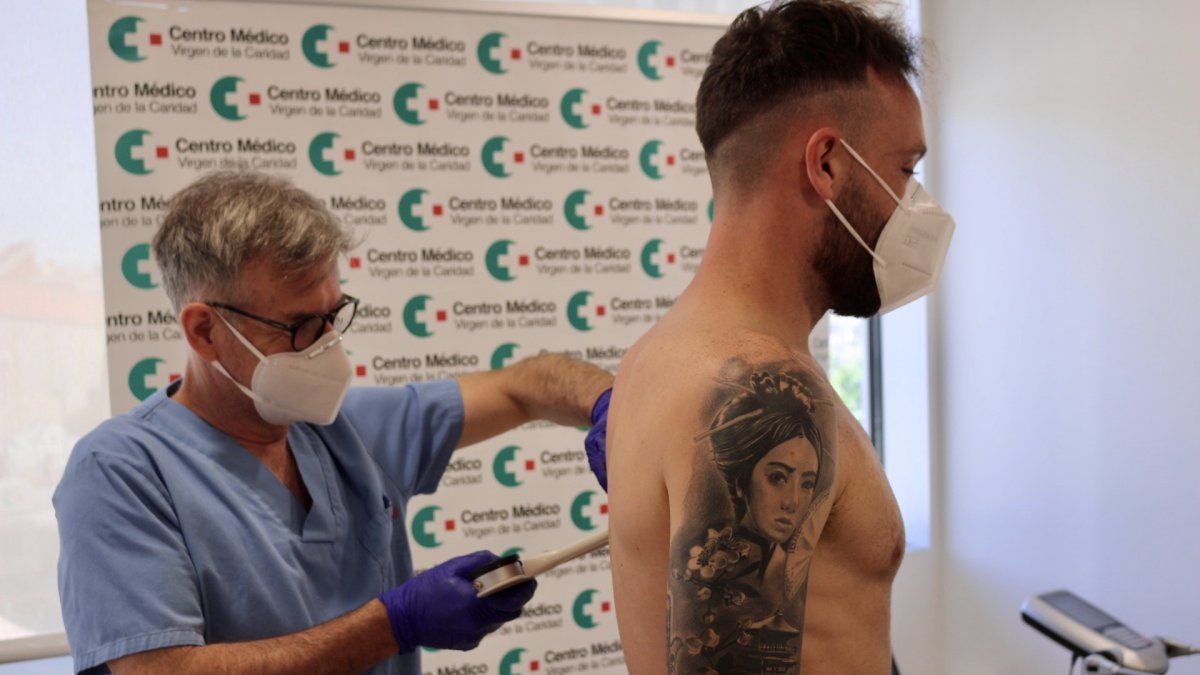 El ex del Almería José Ángel Jurado, pasando las pruebas médicas.