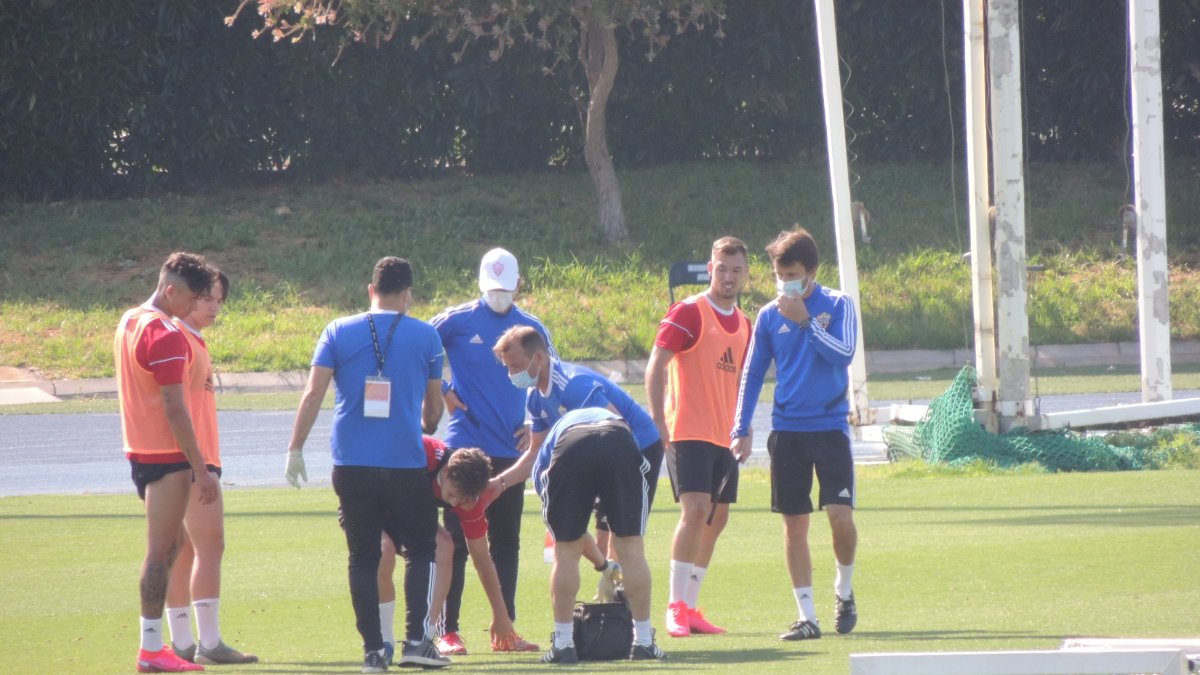 Momento en el que Francis se incorpora tras sufrir un golpe en el partidillo.