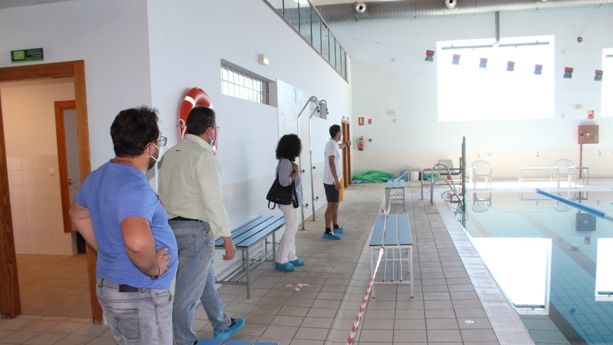 El alcalde, Juan Pedro García, y la concejala de Deportes, Mª del Mar Sánchez, inspeccionan las instalaciones.