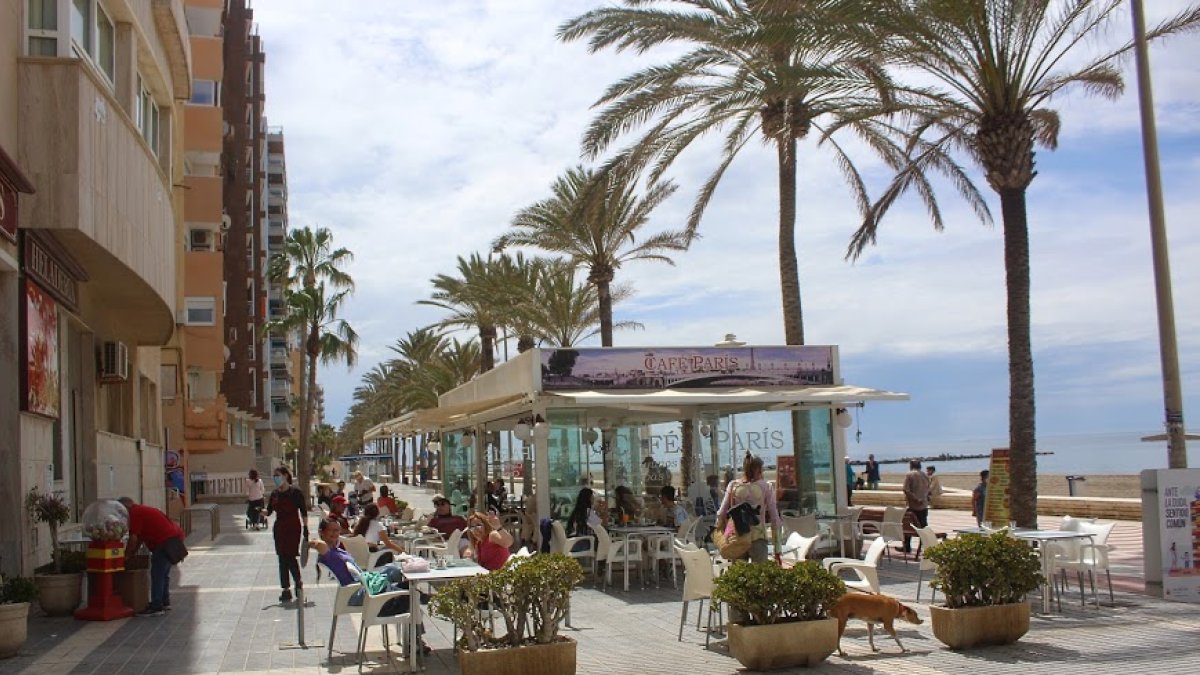 Una de las cafeterías del Paseo Marítimo de Almería.