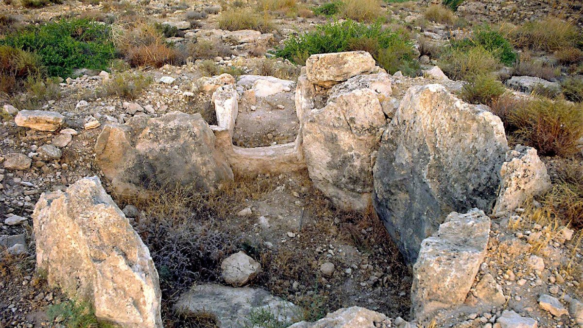 El asentamiento se encuentra en una loma sobre la rambla de Huéchar.