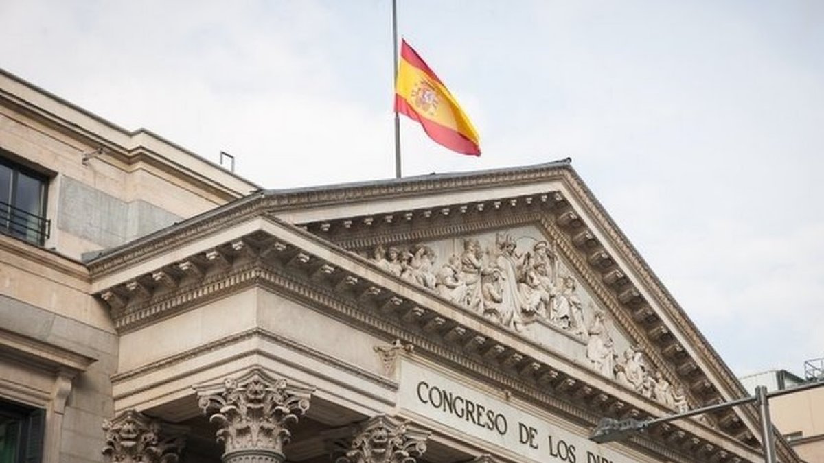 La bandera de España en el Congreso ondea a media asta tras los atentados de Bruselas.