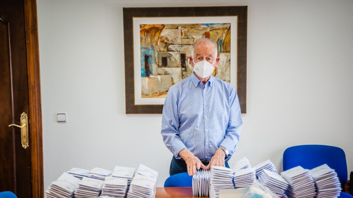 Gabriel Amat con parte de las cartas enviadas.