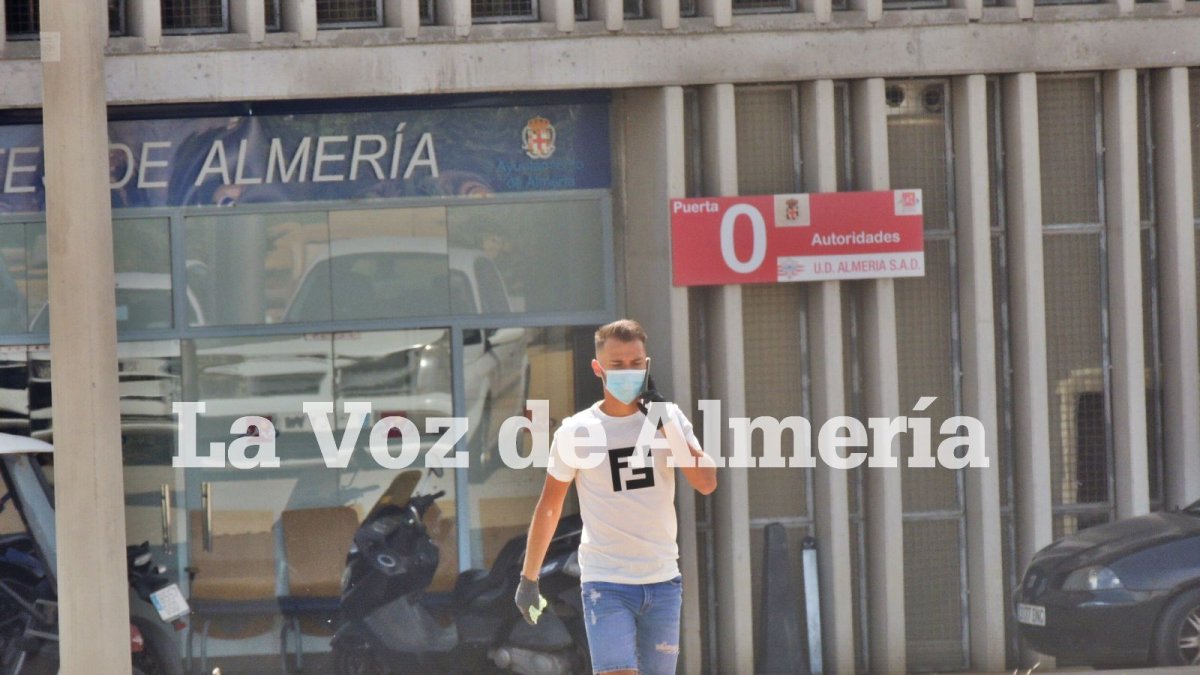 Fran Villalba saliendo del Estadio después de hacerse las pruebas médicas.