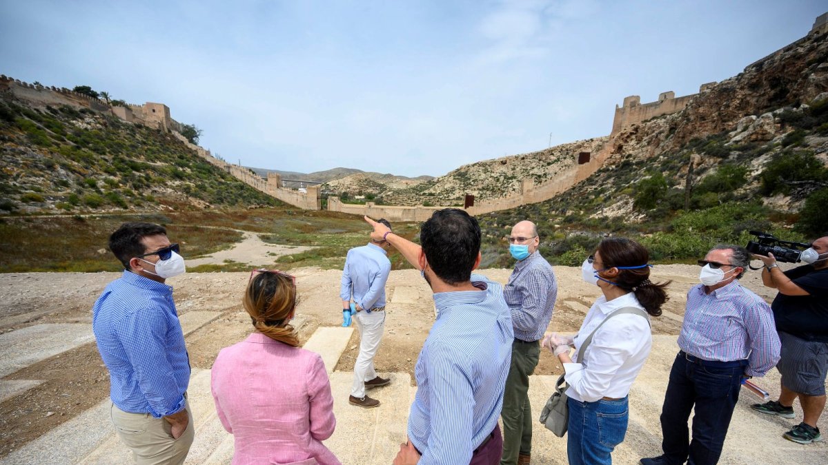 Visita del alcalde, la concejal de Urbanismo y técnicos municipales a la zona de La Hoya