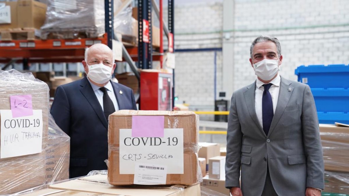 Aguirre y Bendodo, con el material.