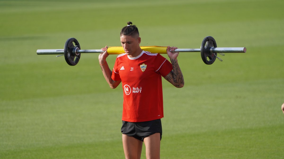 Darwin Núñez entrenando en el Estadio Mediterráneo.