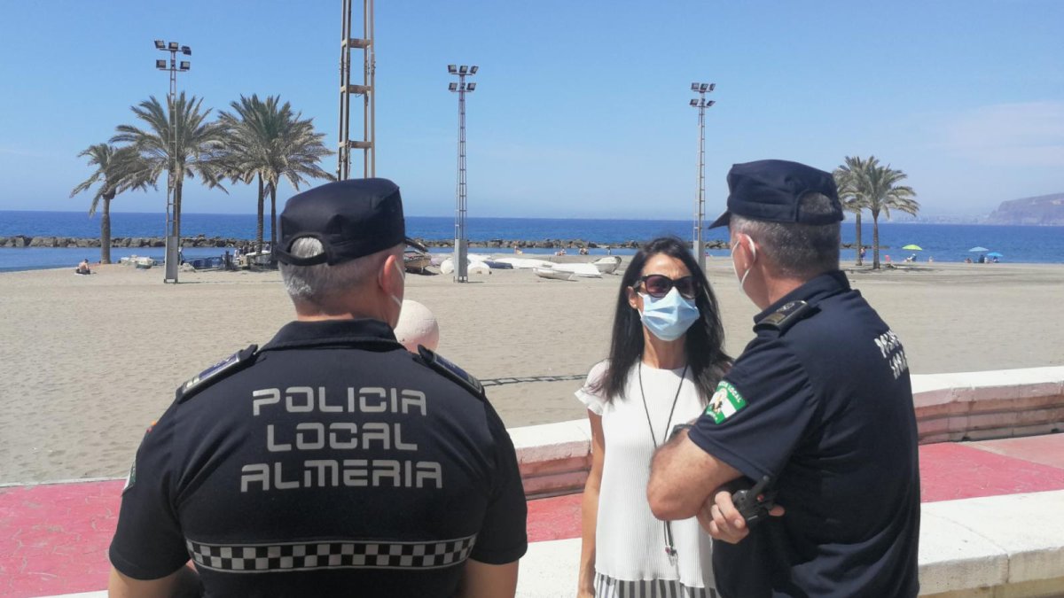 La concejal de Seguridad, María del Mar García Lorca, visita a la policía en la playa.