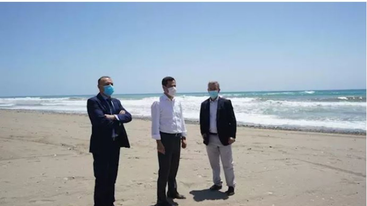 El presidente de la Junta, Juanma Moreno, en visita a Estepona.