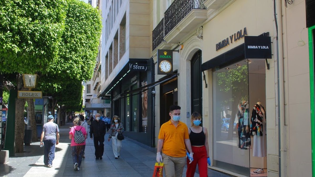Imagen del Paseo de Almería con comercios ya abiertos.