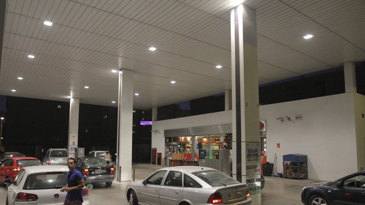 El descenso de los desplazamiento por el Estado de Alarma ha hecho caer el precio de los carburantes.