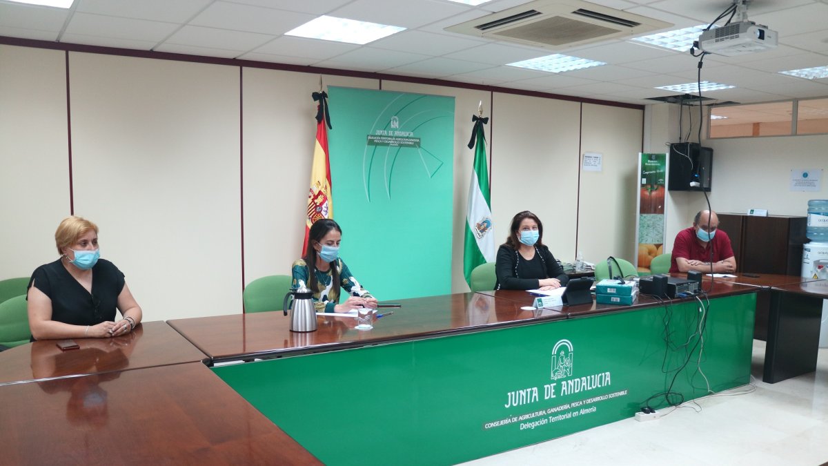 La consejera reunida con miembros del sector en Almería.