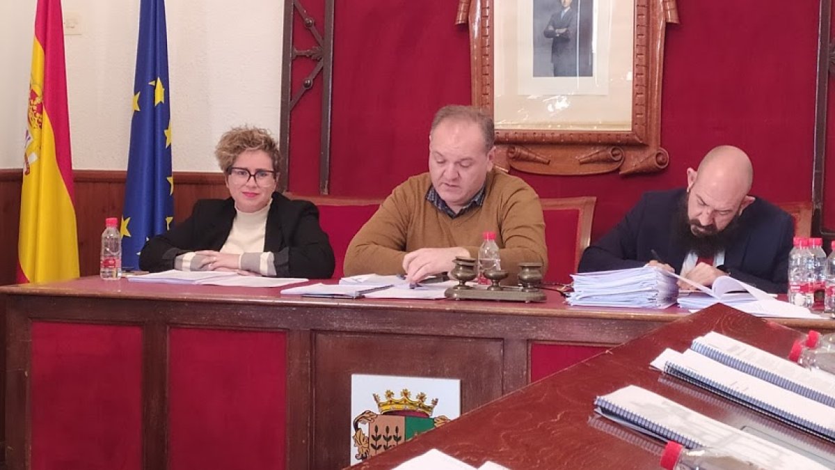 Foto de archivo del alcalde de Cuevas del Almanzora, Antonio Fernández Liria, presidiendo una sesión plenaria.