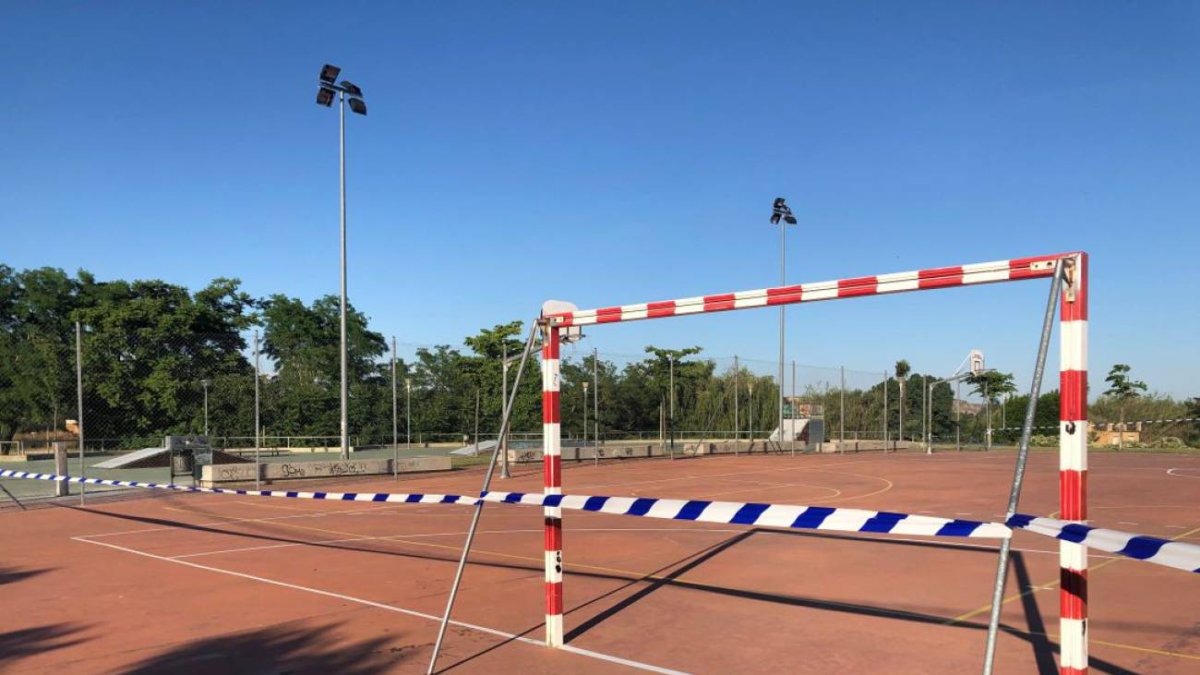 Campo de fútbol precintado en Tudela (Navarra)