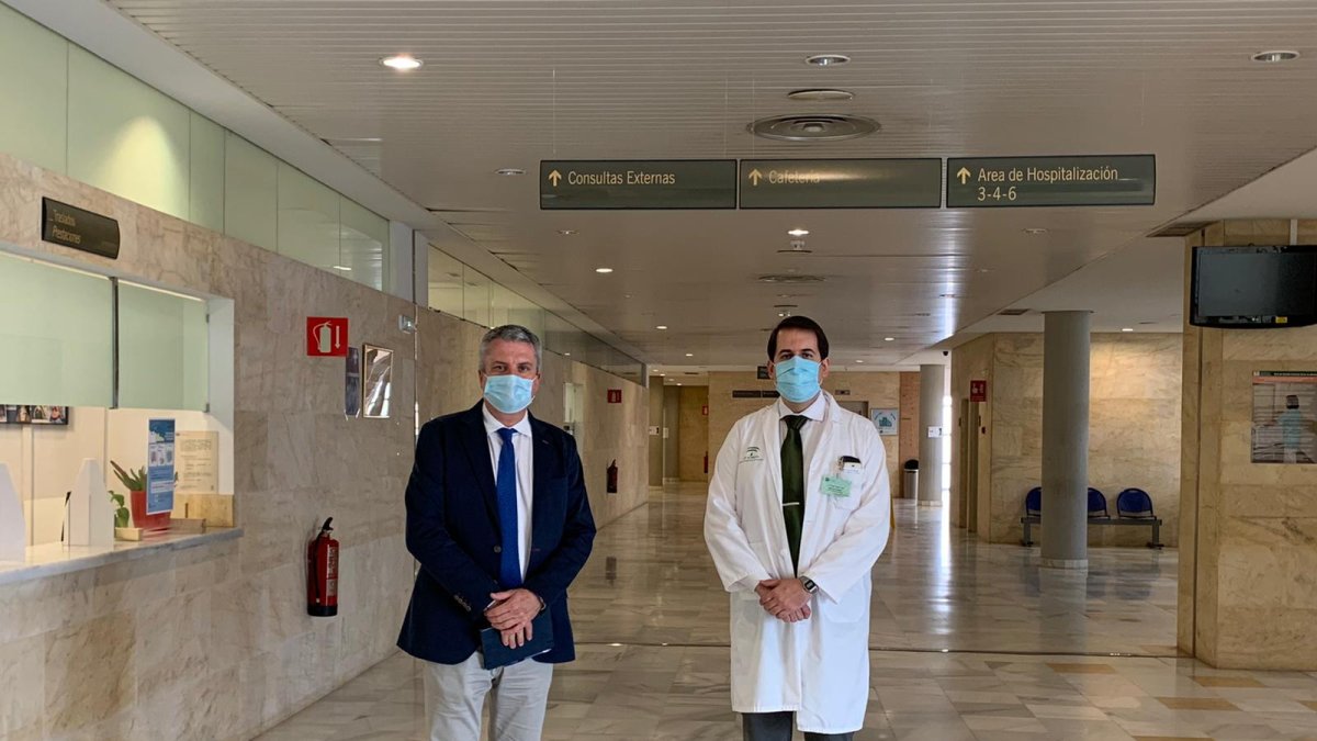 El delegado de Salud -izda- en su visita este viernes al Hospital La Inmaculada.