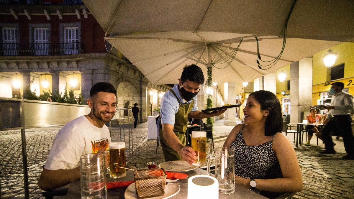 Una pareja en una terraza de Madrid durante la desescalada.
