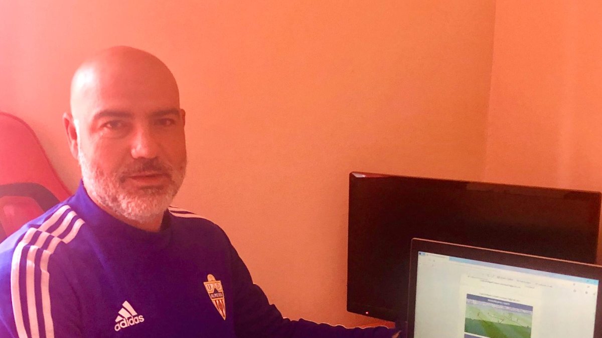 Miguel Compán sigue trabajando desde casa.