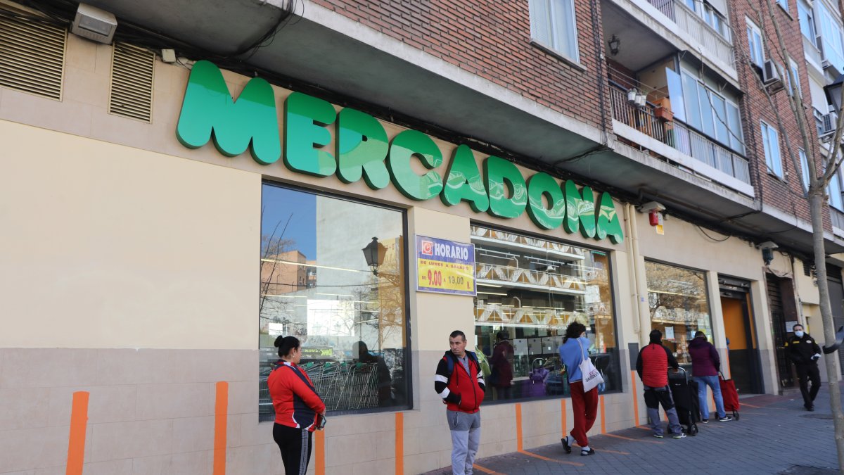 Colas a las puertas de una tienda de Mercadona.